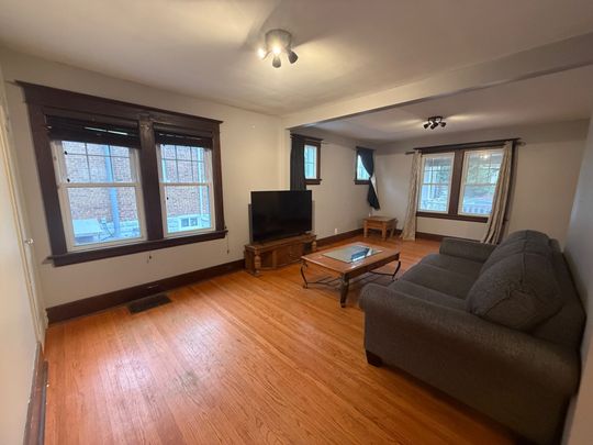 For Lease - 6226 Pine Grove Avenue, Niagara Falls, Ontario - Photo 1