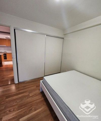 Queen size bedroom only for rent in South Brisbane - Photo 4