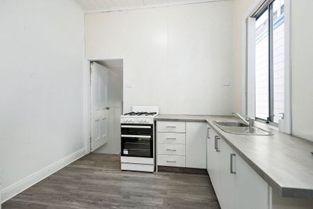 Stylishly refurbished historic terrace house in a sought-after location - Photo 5