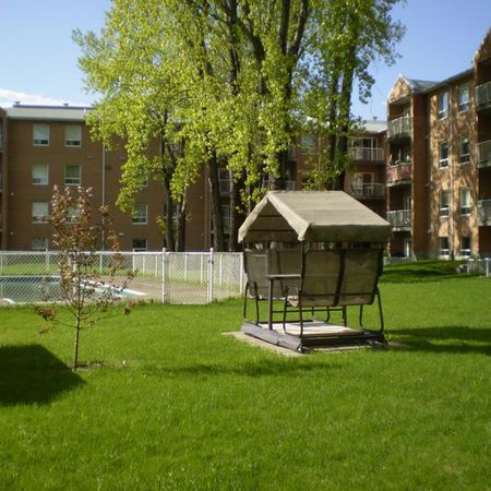 4 1/2 sur un coin, très éclairé, 2e étage, ascenseur, piscine, très tranquille - Photo 4
