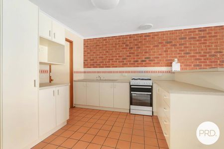 CHARMING 2 BEDROOM UNIT! - Photo 4
