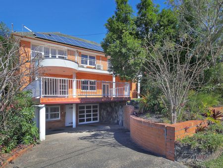 Big Personality, Even Bigger Space – 6-Bedroom Home on Denham Terrace! - Photo 3