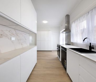 Modern Comfort and Convenience in Bentleigh East - Photo 1