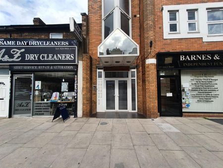 Ravenscourt House, 117-123 Askew Road, London W12 - Photo 2