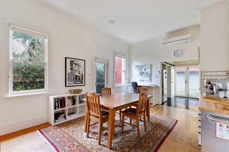 Beautiful Fully Furnished Victorian Residence - Photo 3