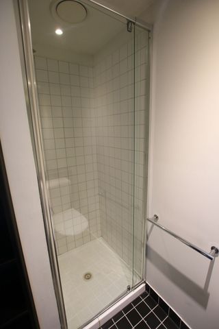 Stylish Studio Apartment- STUDENTS ONLY - Photo 4