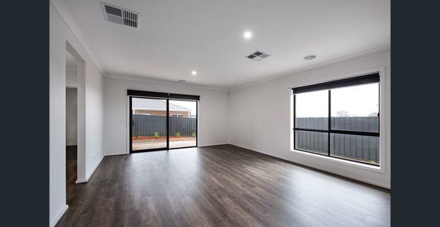 Modern home, offering comfortable living with low maintenance - Photo 1