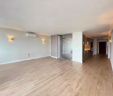 Bonito apartamento con vistas al mar, 2 dormitorios, terraza, ascen... - Photo 2