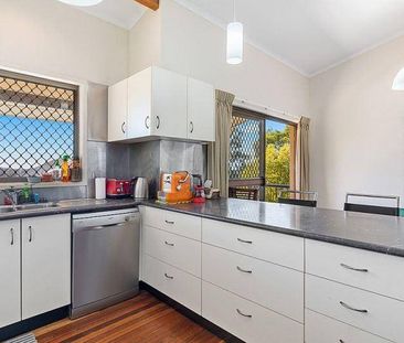 Spacious 4-Bedroom Family Home with a Separate Living Area - Photo 1