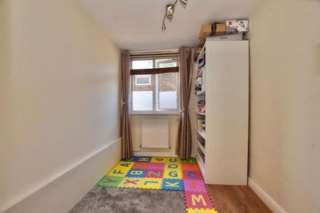 4 bedroom flat to rent - Photo 2