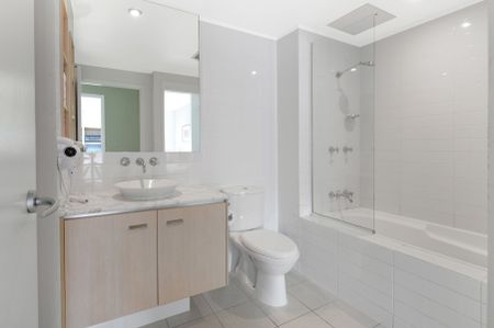 FULLY FURNISHED 1 BEDROOM APARTMENT- LOCATED CLOSE TO BOND UNI IN VARSITY LAKES - Photo 3