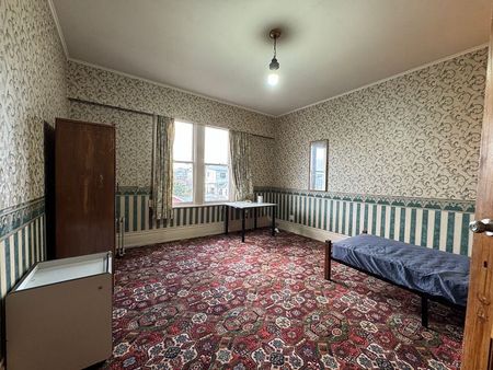 large 2 bedroom sunny apartment in Mt Vic - Photo 5