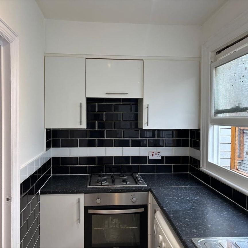 2 Bed Flat, Tooting High Street, SW17 - Photo 1