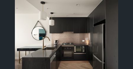 Furnished 1 bedroom - Live the high life in Southport ! - Photo 3