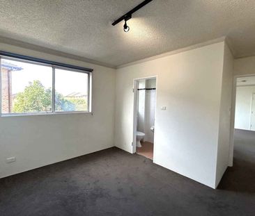 Bright and modern one-bed in the heart of Dulwich Hill - Photo 3