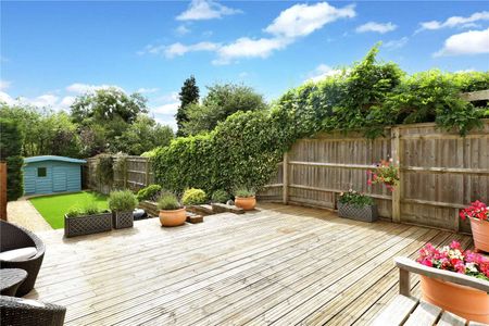 Delightful period cottage with south facing garden in this sought after Chilterns village, overlooking open fields. - Photo 2