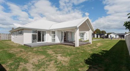 Spacious executive family home - Photo 2