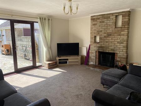 4 bedroom detached house to rent - Photo 2
