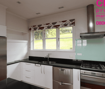 Modern open plan living town house - Photo 1