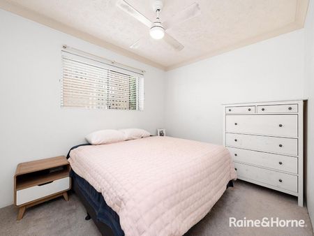 Unfurnished - Generous, courtyard apartment in a small complex - Photo 3