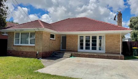 Classic Papatoetoe home - Photo 5