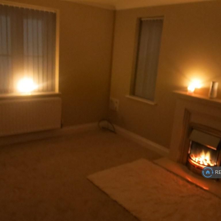 4 bedroom semi-detached house to rent - Photo 1