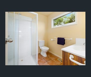 Adorable beach retreat with en-suites off every room - Photo 3