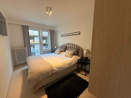 ONGEMEUBELD - Ruim appartement (3 slaapkamers) met een PRACHTIG ZICHT op het groen en de villa's, in het Zoute. KAN OP VENNOOTSCHAP GEHUURD WORDEN. - foto 5