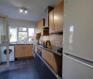 3 bed semi-detached house to rent in Drayton Gardens, West Drayton, UB7 - Photo 3