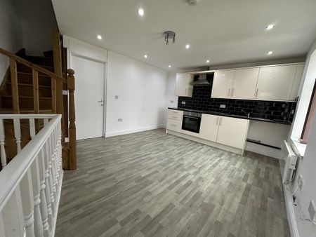 2 bedroom maisonette to rent - Photo 2