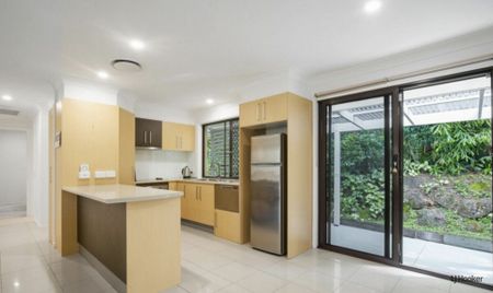 THREE BEDROOM DUPLEX - GREAT LOCATION - Photo 4