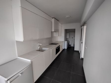 Recent vernieuwd, 2 slaapkamer appartement met garage. - Photo 5