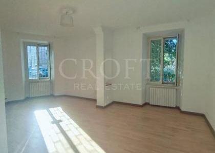 Monteverde Vecchio: Modern 2 bedroom, 2 bath, large living room, separate kitchen. Bright, silent, parquet floors, situated in lovely period building, excellent area, near park. Ref. 2364.