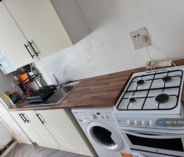 1 bedroom in a flat share to rent - Photo 5