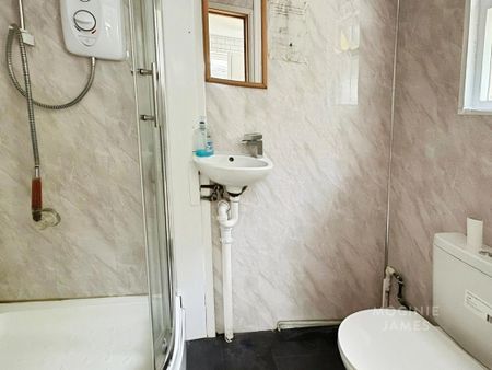 1 bedroom in a house share to rent - Photo 5