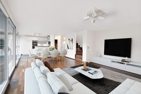 Beautiful contemporary semi-detached villa with garden - Photo 2