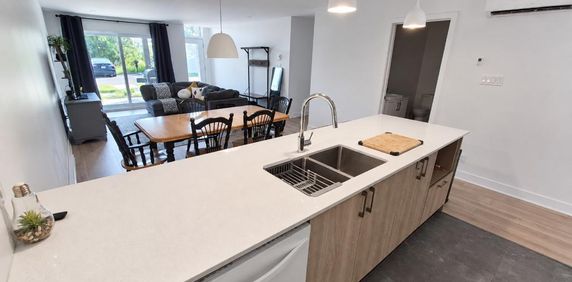5 1/2 NEUF 2025 à Granby - 3 chambres, rez-de-chaussée, A/C, animaux acceptés, borne VÉ - Photo 2