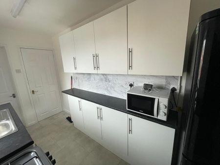 3 bedroom flat to rent - Photo 2