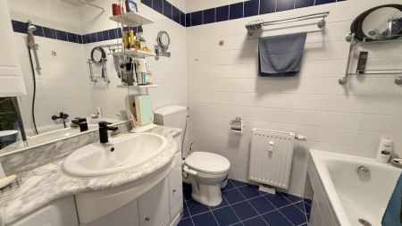 Tokiostraße / Kirschblütenpark: VIS / Japanische Schule: Möblierte 4 Zimmer-Maisonetten-Wohnung mit einer Loggia und Terrasse + optionaler Garagenstellplatz! - Photo 4