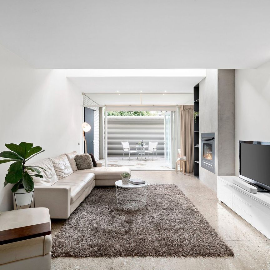 Position perfect with city views! - Photo 1