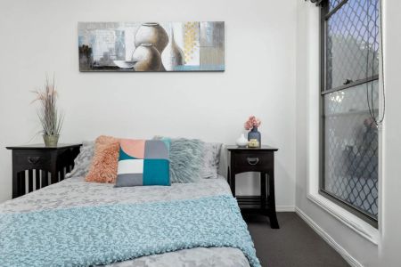 Contemporary living close to parks, shops, and transport. - Photo 2