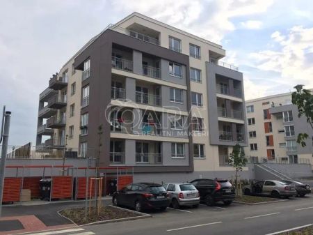 Částečně vybavený byt s balkonem, sklepem, komorou garážovým stáním - Photo 3
