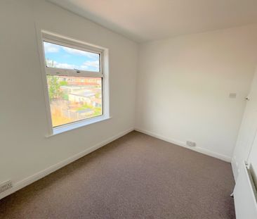 A RECENTLY REFURBISHED three Bedroom terraced house - Photo 6