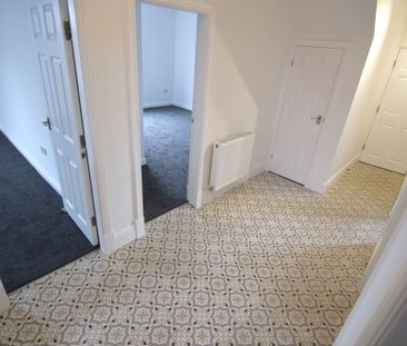 To Let 3 Bed Flat - Photo 4