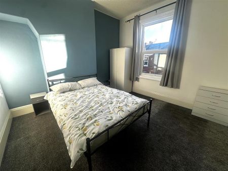 1 bedroom in a house share to rent - Photo 2