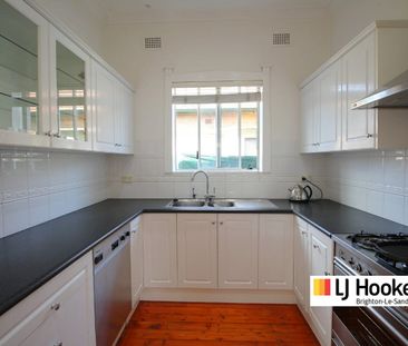 Charming 3 Bedroom Home in Quiet Locale - Photo 4