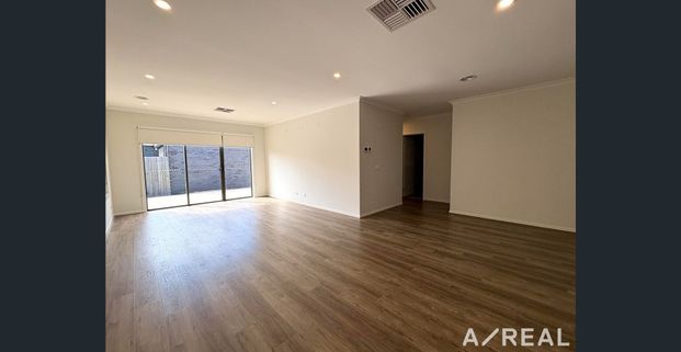 Beauty in Botanical! - Photo 1