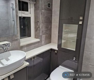 4 bedroom detached house to rent - Photo 2