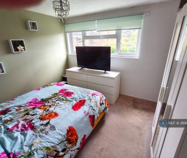 4 bedroom semi-detached house to rent - Photo 6