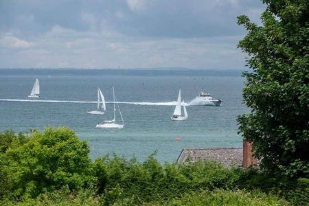 Stanhope Drive, Cowes, Isle Of Wight, PO31 - Photo 2